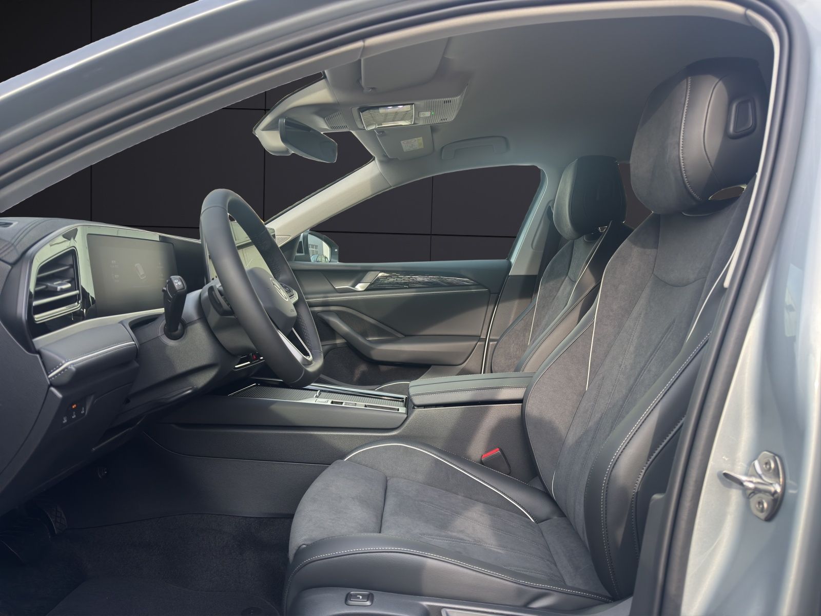 Fahrzeugabbildung Volkswagen Passat Elegance eHybrid IQ.Light ACC AHZV DAB+