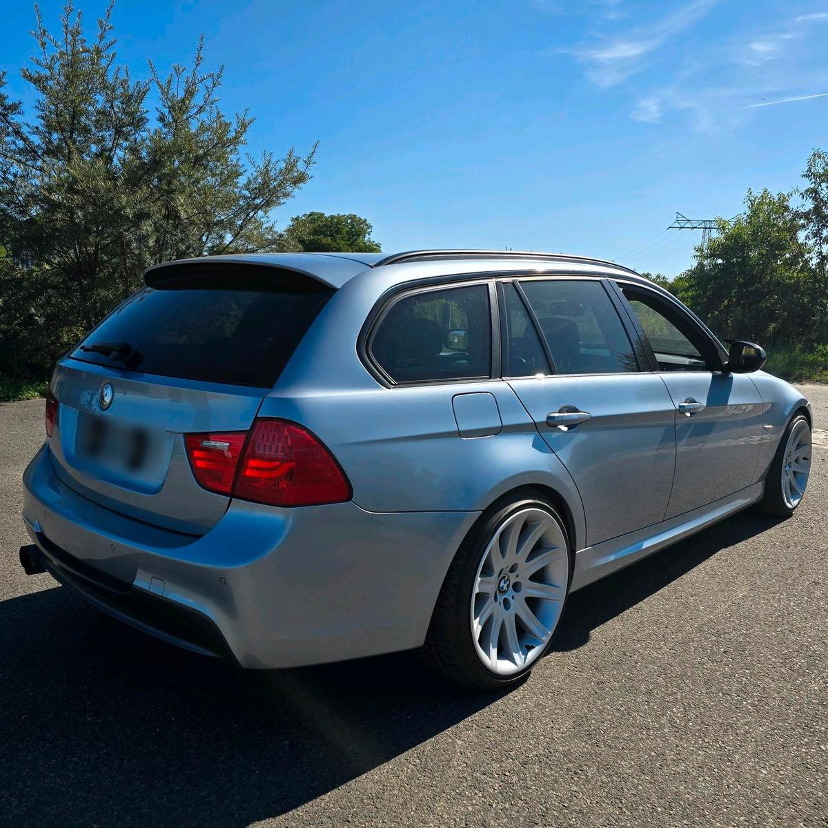 BMW 318 2011 — салон