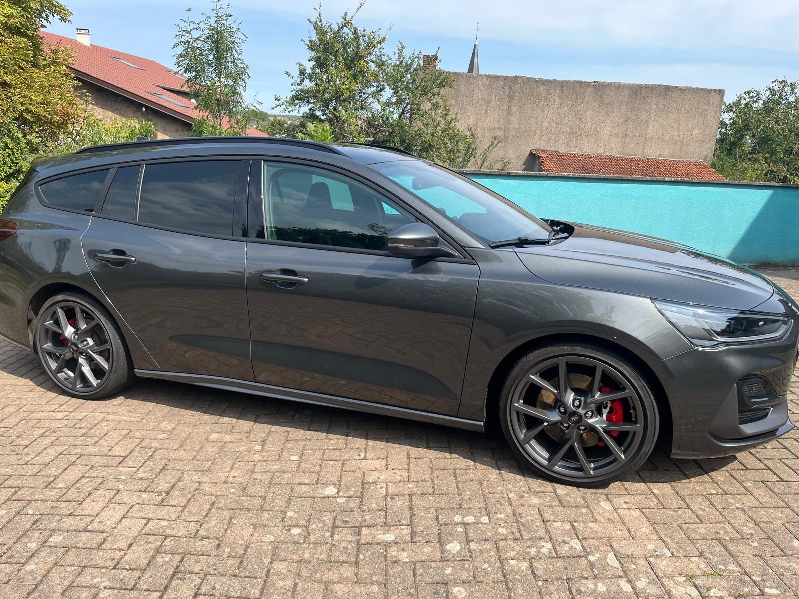 Fahrzeugabbildung Ford Focus Turnier ST X Pano AHK Garantie