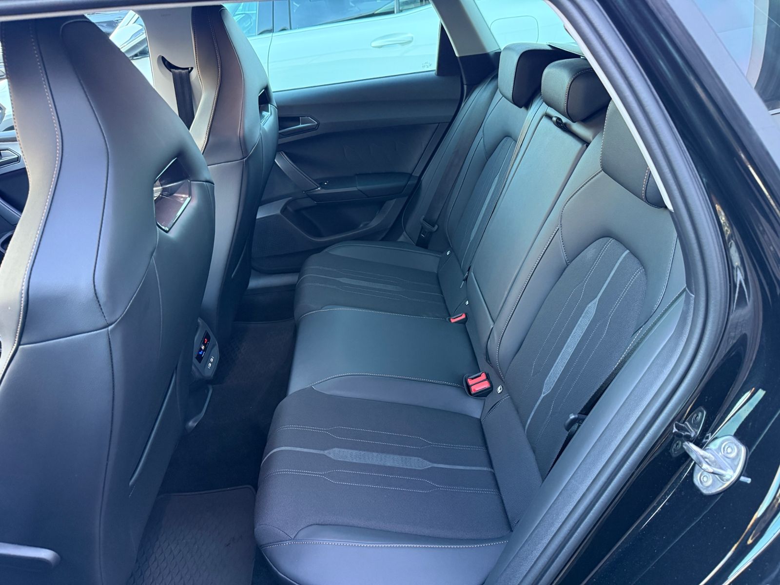 Fahrzeugabbildung CUPRA Leon 1.4 e-Hybrid VZ SHZ NAVI DAB