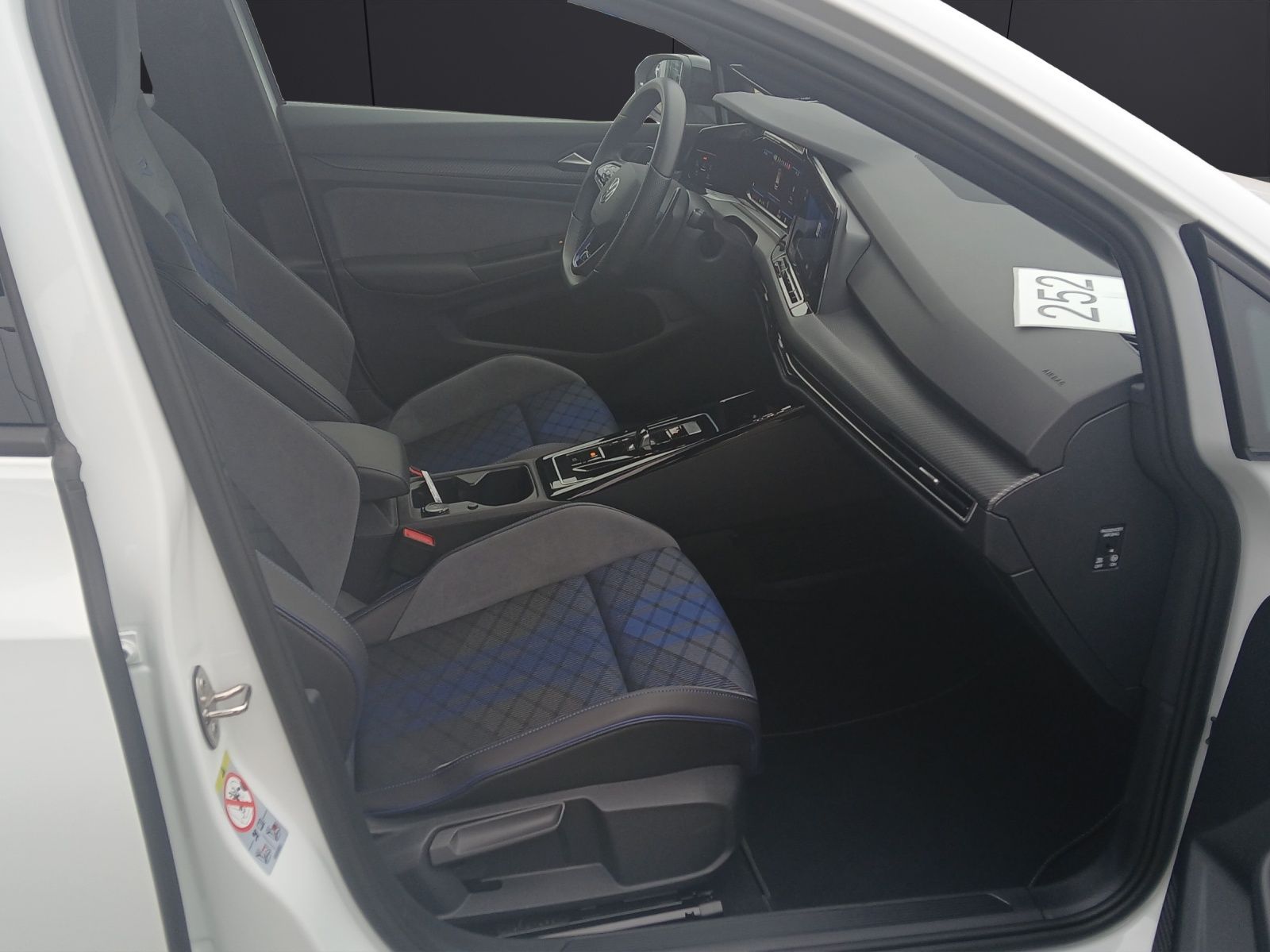 Fahrzeugabbildung Volkswagen Golf VIII Variant R DSG 4M LEDplus AHK Navi Harm