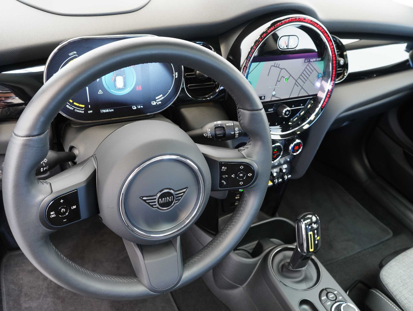Fahrzeugabbildung MINI Cooper SE Classic Trim LED/NAVI/HEADUP/CAM/PANO