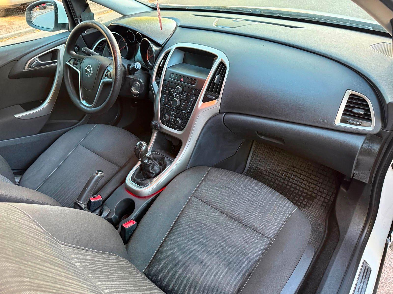 Opel Astra 2010 — photo 14