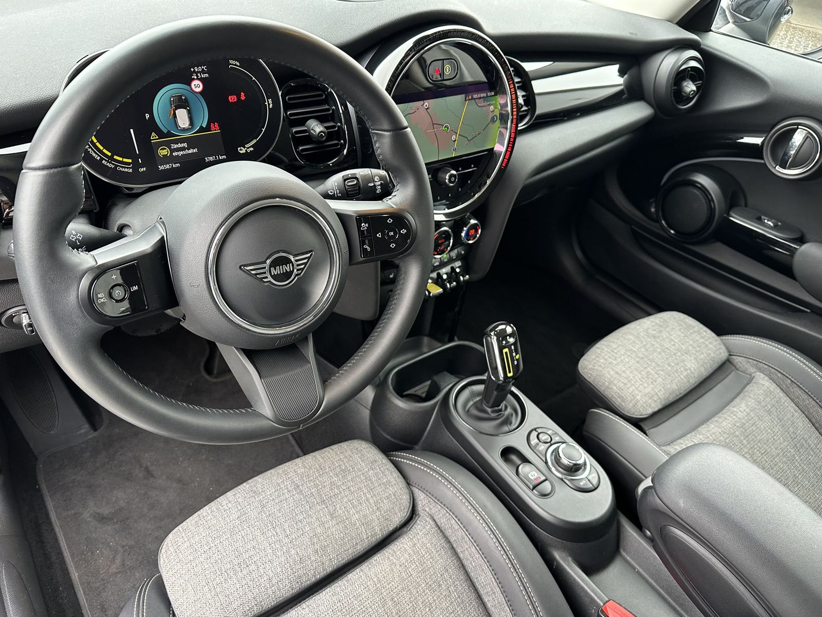 Fahrzeugabbildung MINI Cooper SE Classic Trim NAV+LED+SHZ+DRASSISTANT