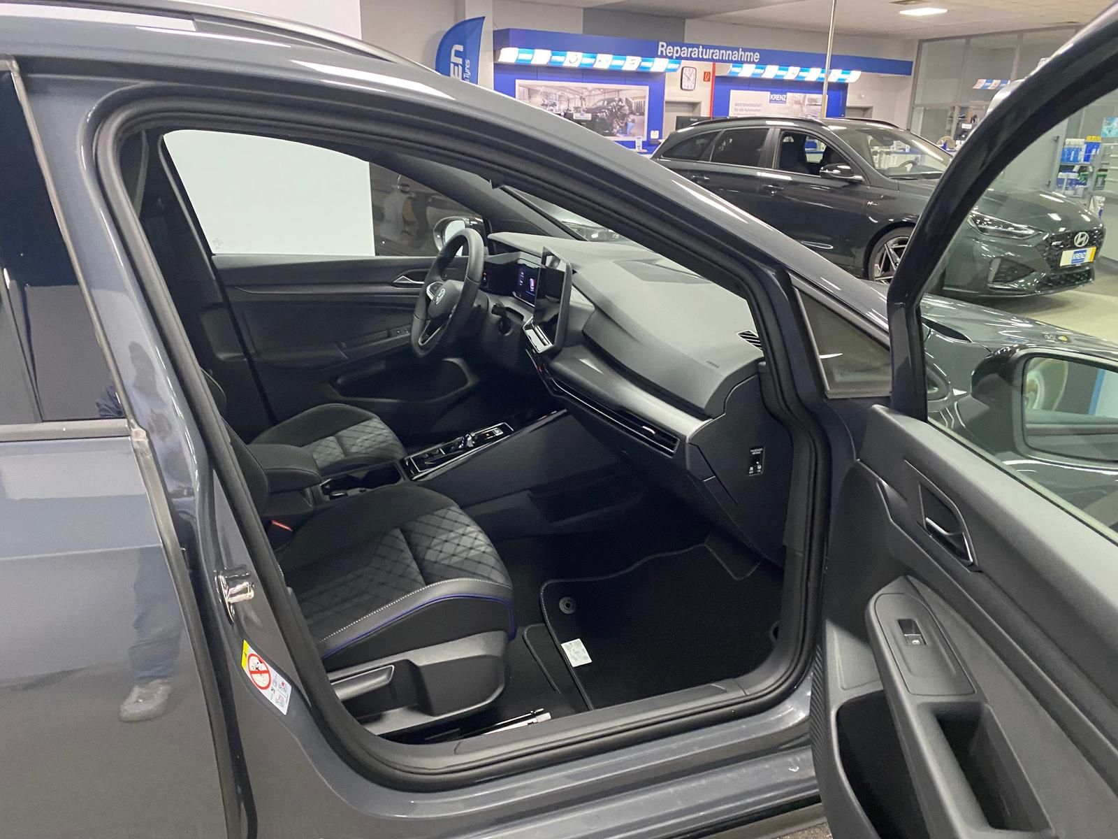 Fahrzeugabbildung Volkswagen Variant 2.0 TDI DSG R-Line BLACKSTY+MATRIX+5JGAR