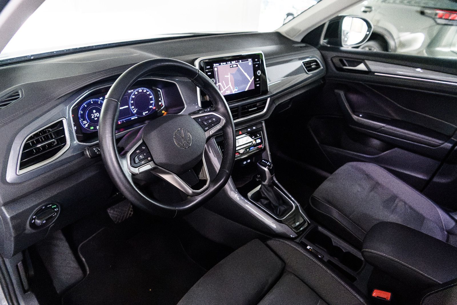 Fahrzeugabbildung Volkswagen T-Roc Style 1.5l TSI DSG +Navi +AHK +ACC +LED