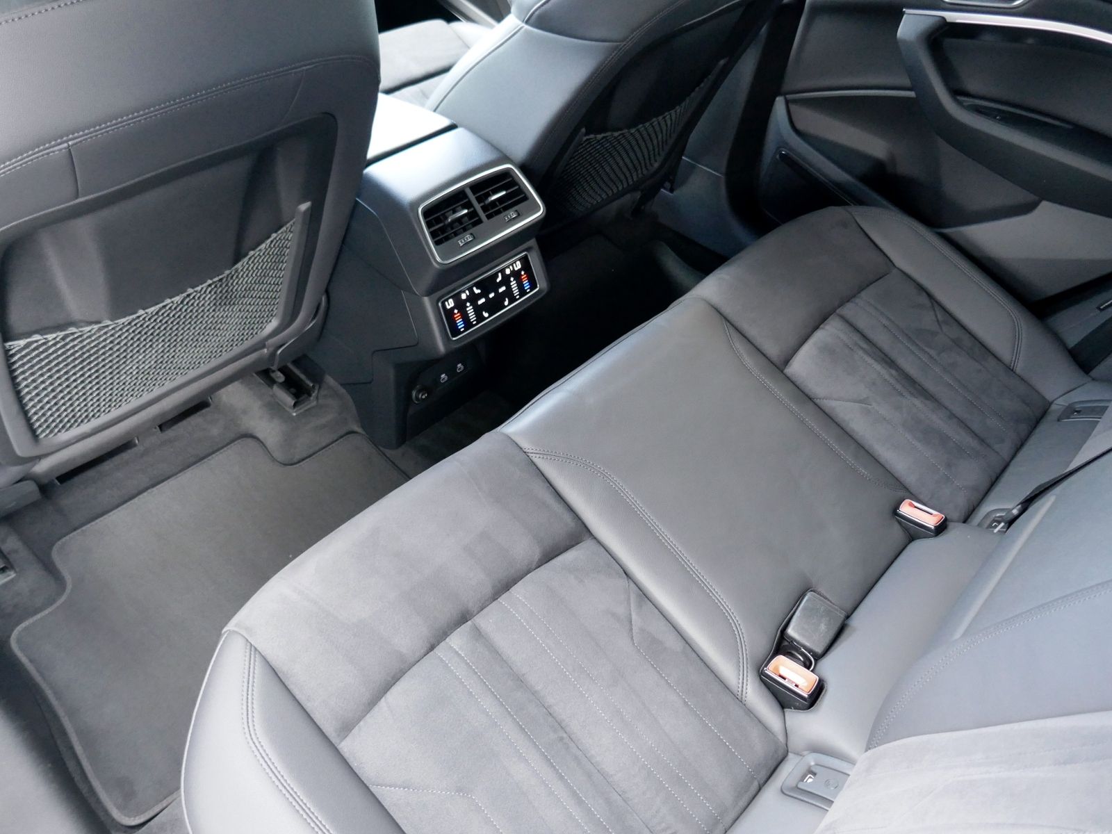 Fahrzeugabbildung Audi e-tron advanced 55 quattro 300kW | LED RFK CCS