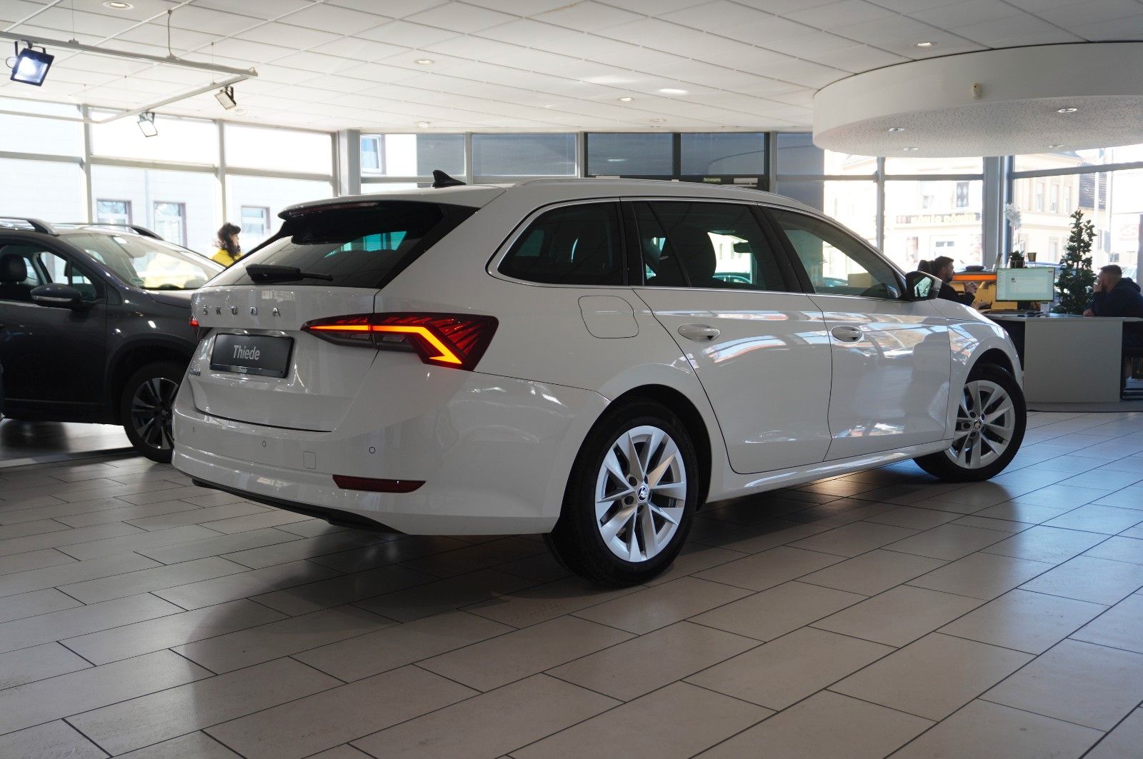 Fahrzeugabbildung SKODA Octavia COMBI 2.0D STYLE NAVI/LED/VIRTU./SHZ/DAB