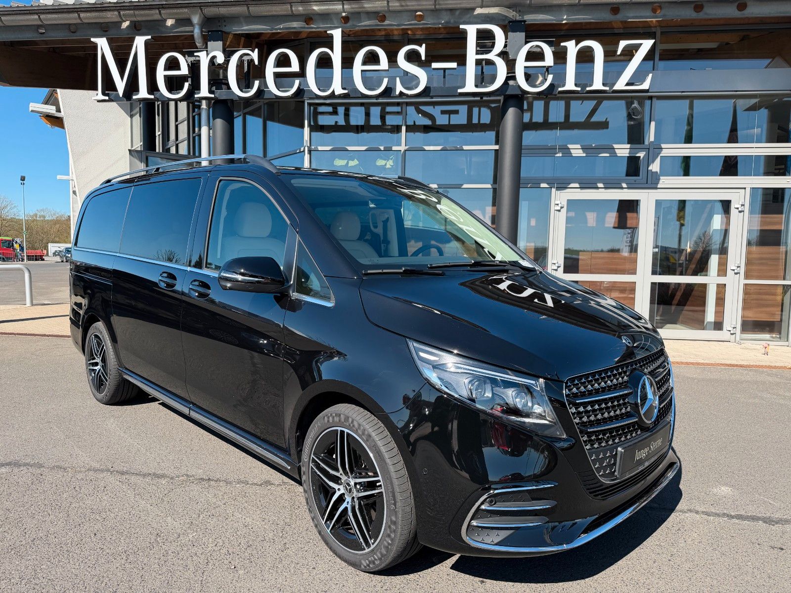 Fahrzeugabbildung Mercedes-Benz V 220 d AVA AMG AHK2,5to DISTRONIC 360Kamera