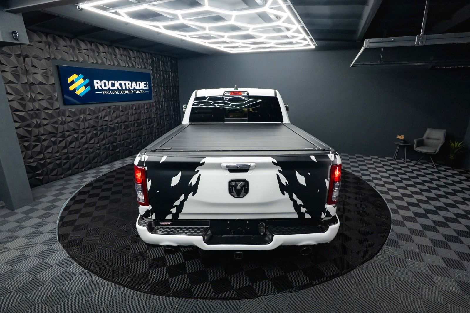 Fahrzeugabbildung Dodge RAM 5.7 V8 HEMI 4x4 OFFROAD LONGBED Night-Paket