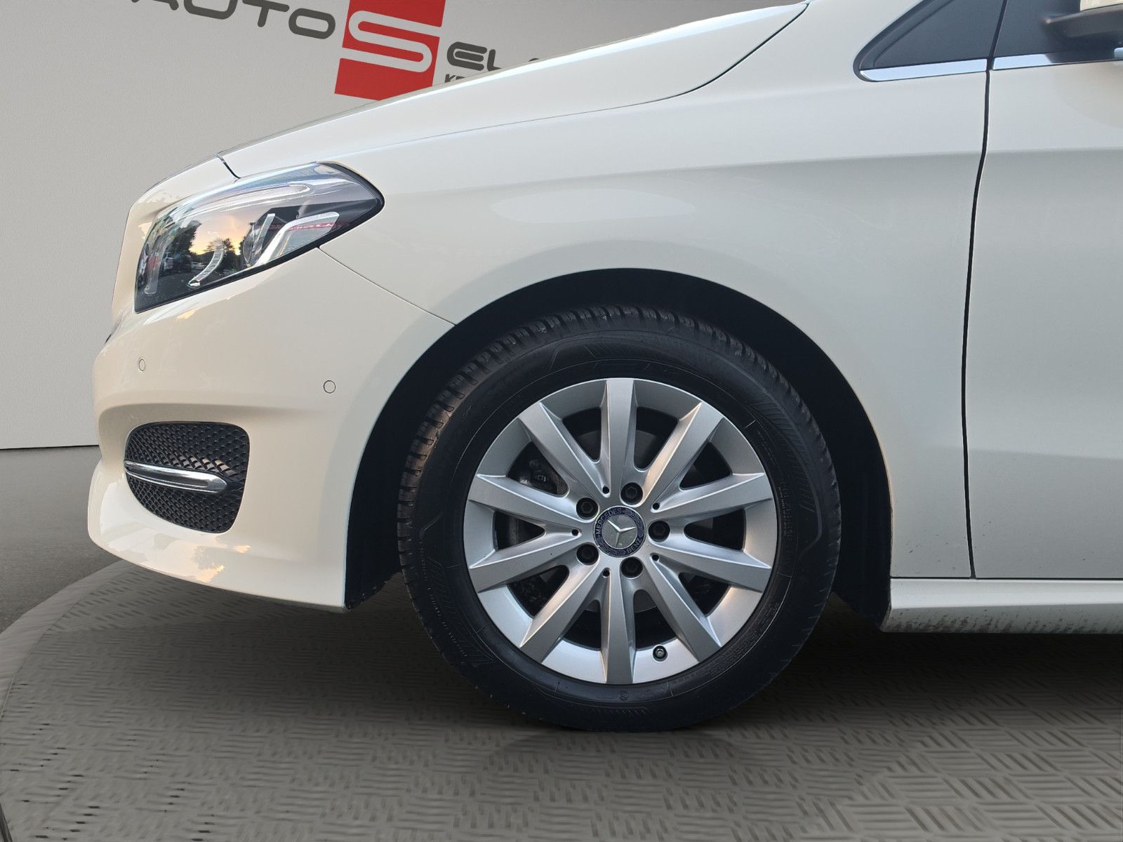 Fahrzeugabbildung Mercedes-Benz B 180 AUTOMATIK KAMERA TEMPOMAT SITZHEIZUNG NAVI
