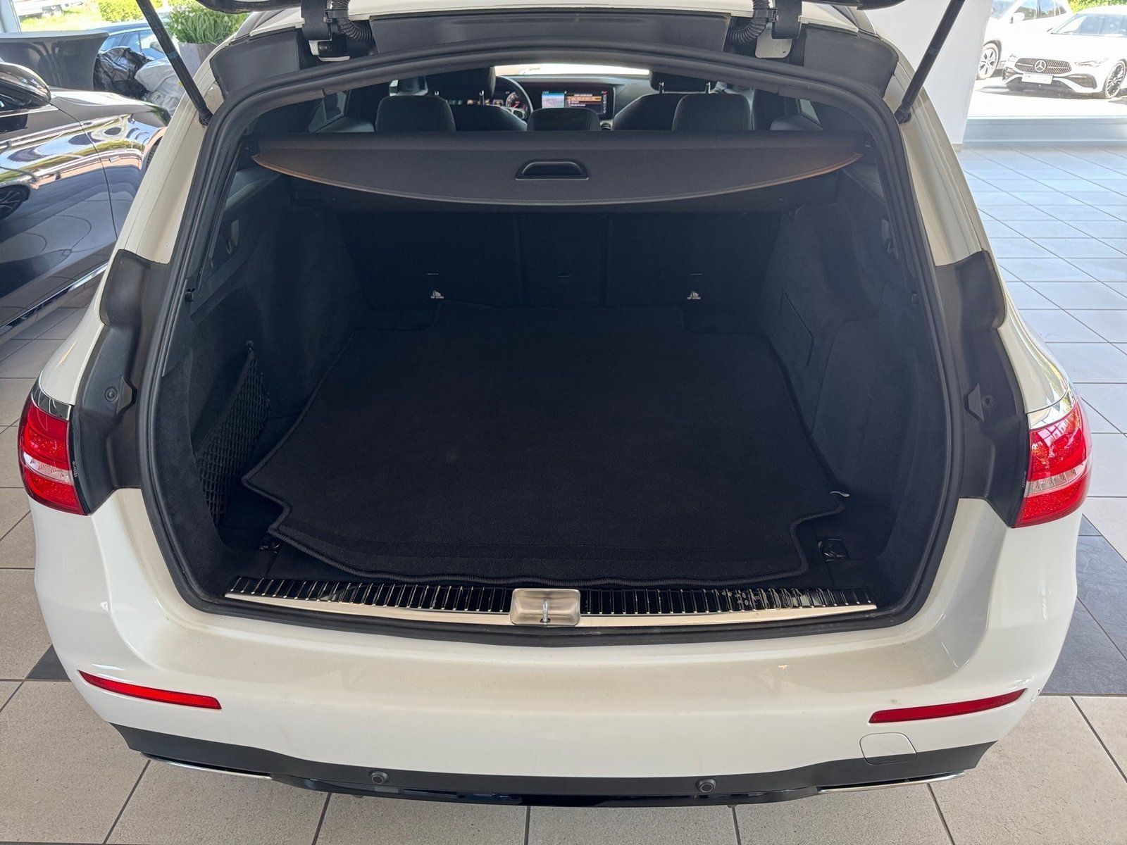 Fahrzeugabbildung Mercedes-Benz E 250 AMG Line*AHK*Burmester*S-Dach*Totwink*BEAM