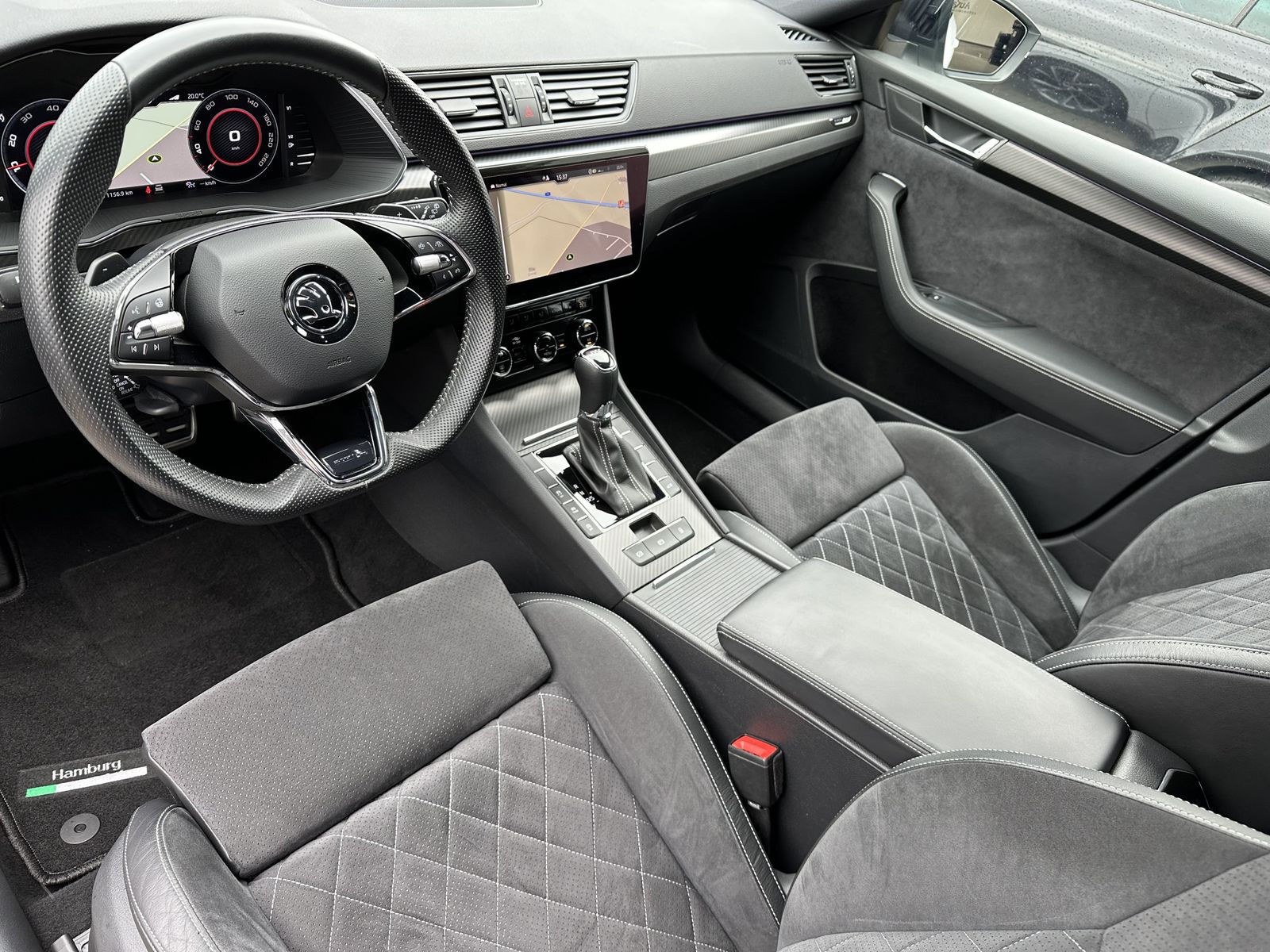 Fahrzeugabbildung SKODA Superb Combi 2.0 TDI DSG Sportline NAV+LED+ACC