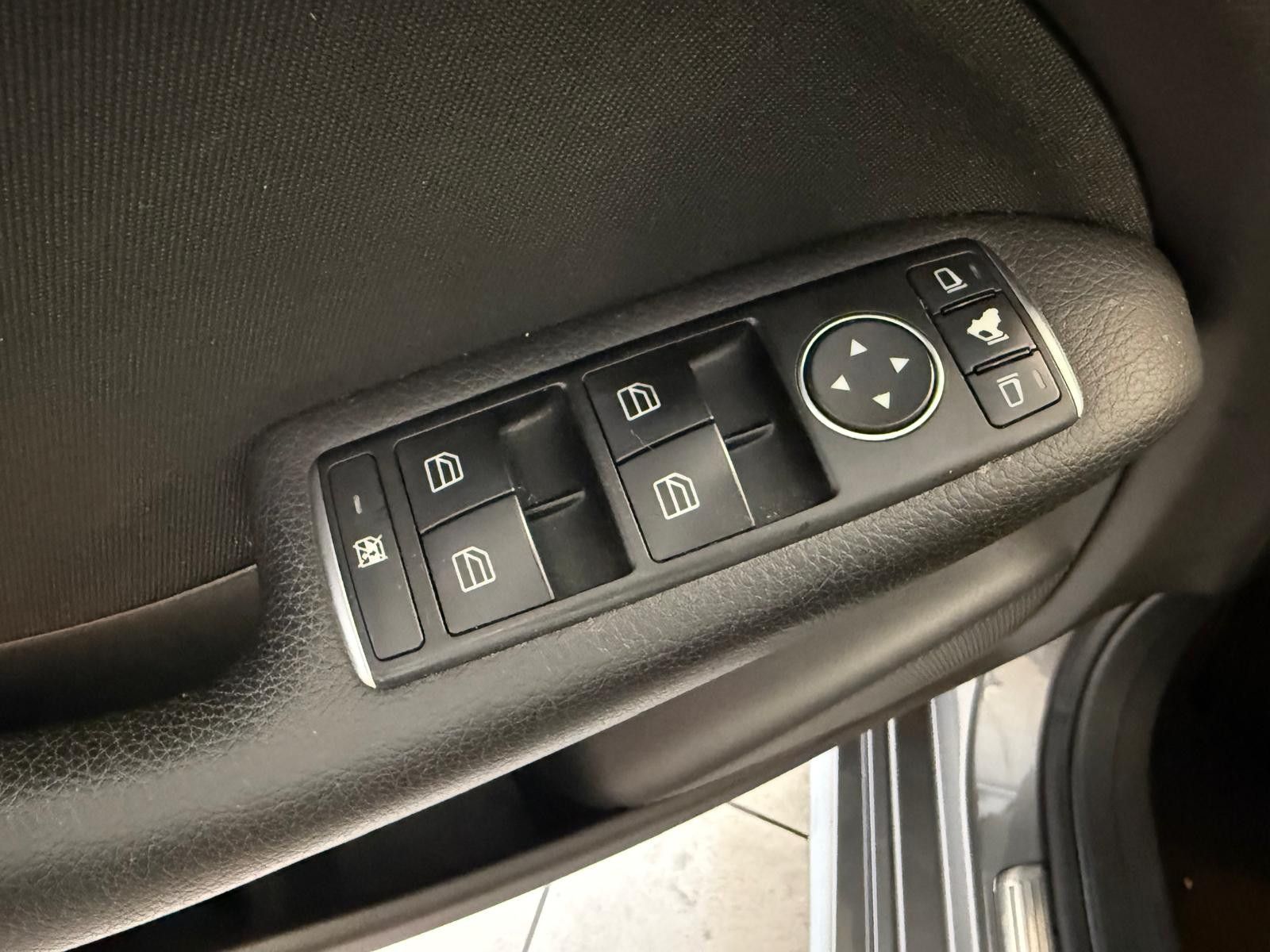 Fahrzeugabbildung Mercedes-Benz MB  B 180 / NAVI/AUTOMATIK