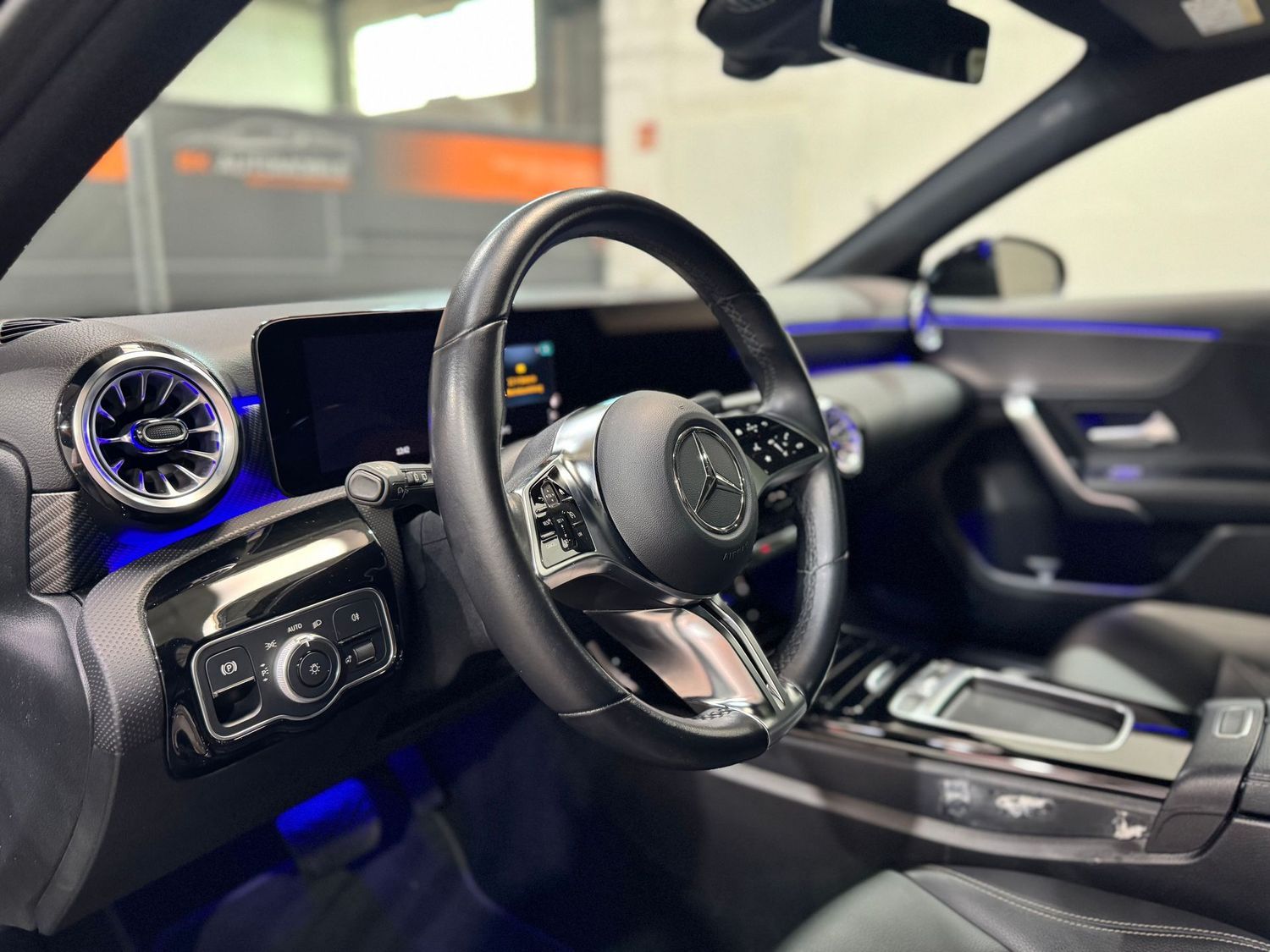 Fahrzeugabbildung Mercedes-Benz A 180 d Night#LED#MBUX#Ambiente#Pano#Spur