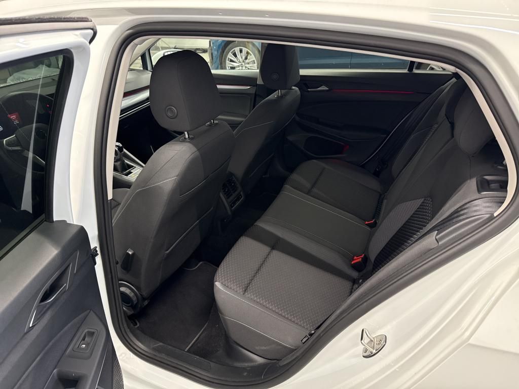 Fahrzeugabbildung Volkswagen Golf VIII TSI Life Standhzg. Matrix Navi AID ACC