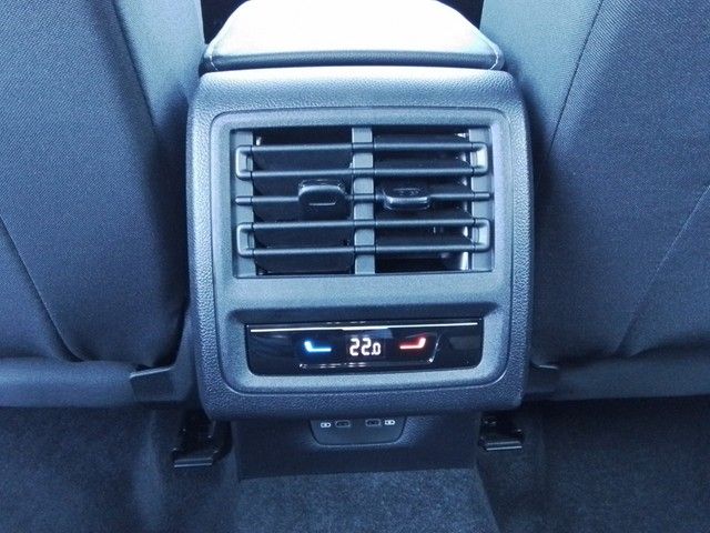 Fahrzeugabbildung Volkswagen Golf VIII Variant 2.0 TDI Life Navi LED ACC PDC