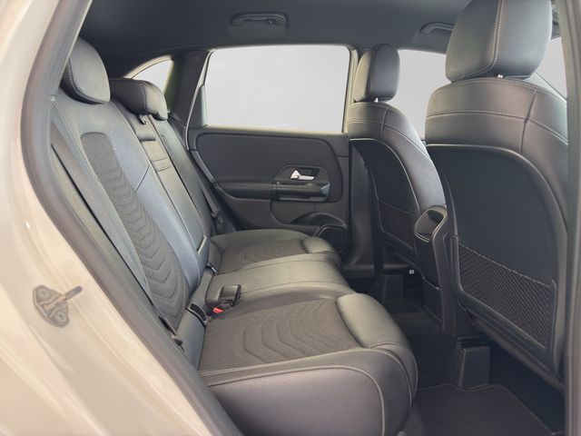 Fahrzeugabbildung Mercedes-Benz B 180 Automatik+LED+Kamera+Navi+AHK+Spur