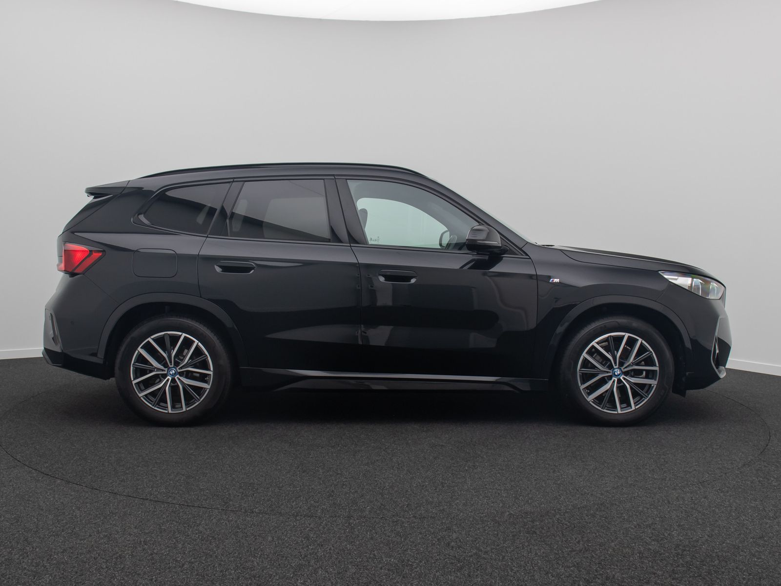 Fahrzeugabbildung BMW iX1 xD30 M Sport DriveAs Kamera DAB Komfort 18"