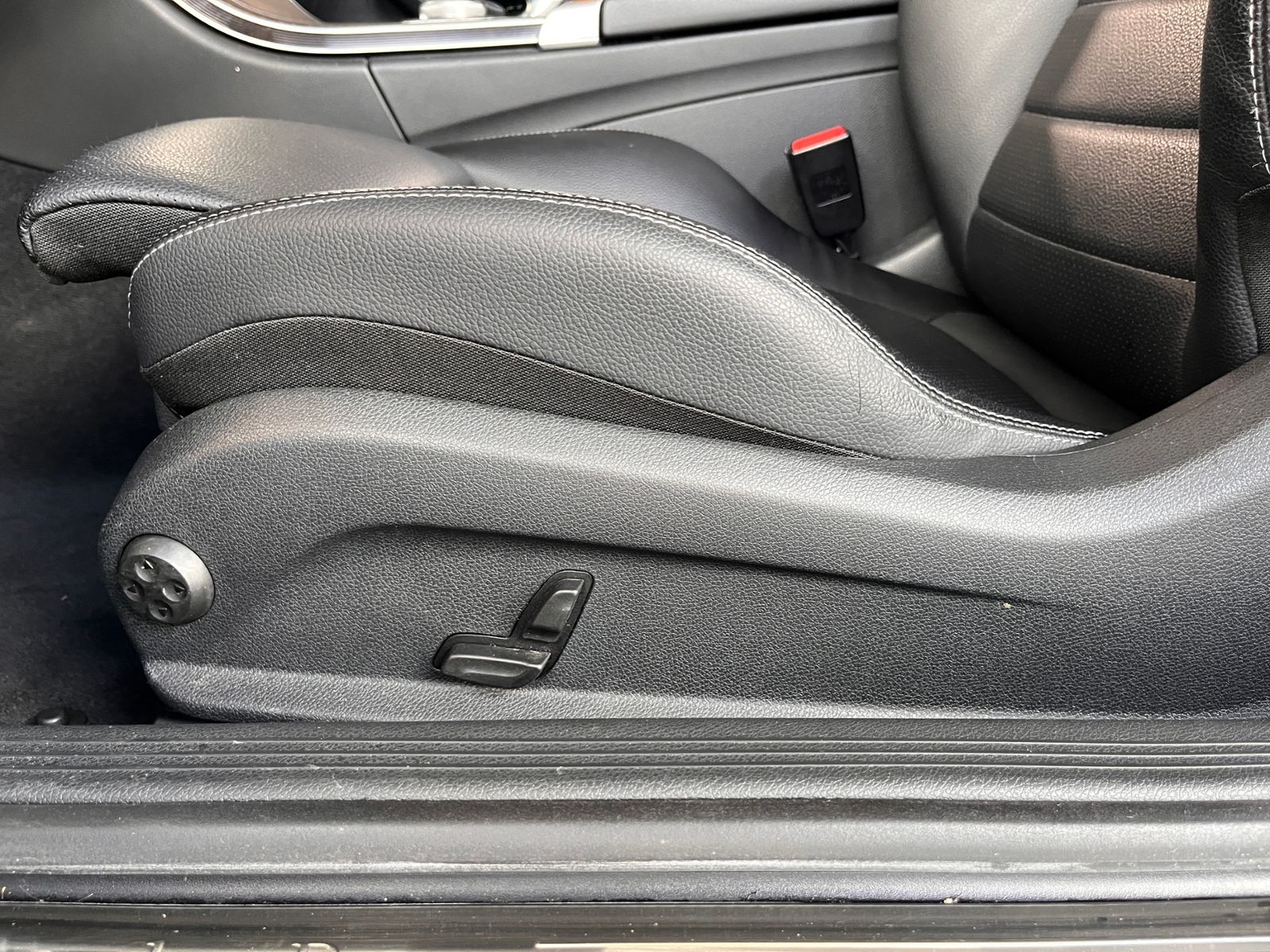 Fahrzeugabbildung Mercedes-Benz C 300 Cabrio  9G-TRONIC LED NAV SHZ PDC 17"