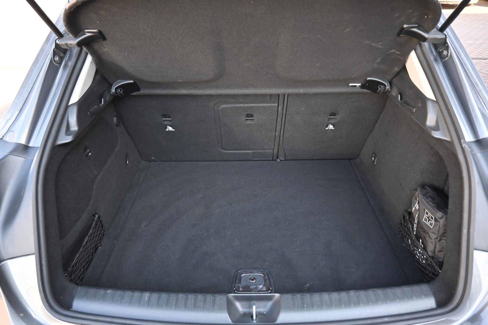 Fahrzeugabbildung Mercedes-Benz GLA 180 Schalter Urban*Navi*RFK*AHK
