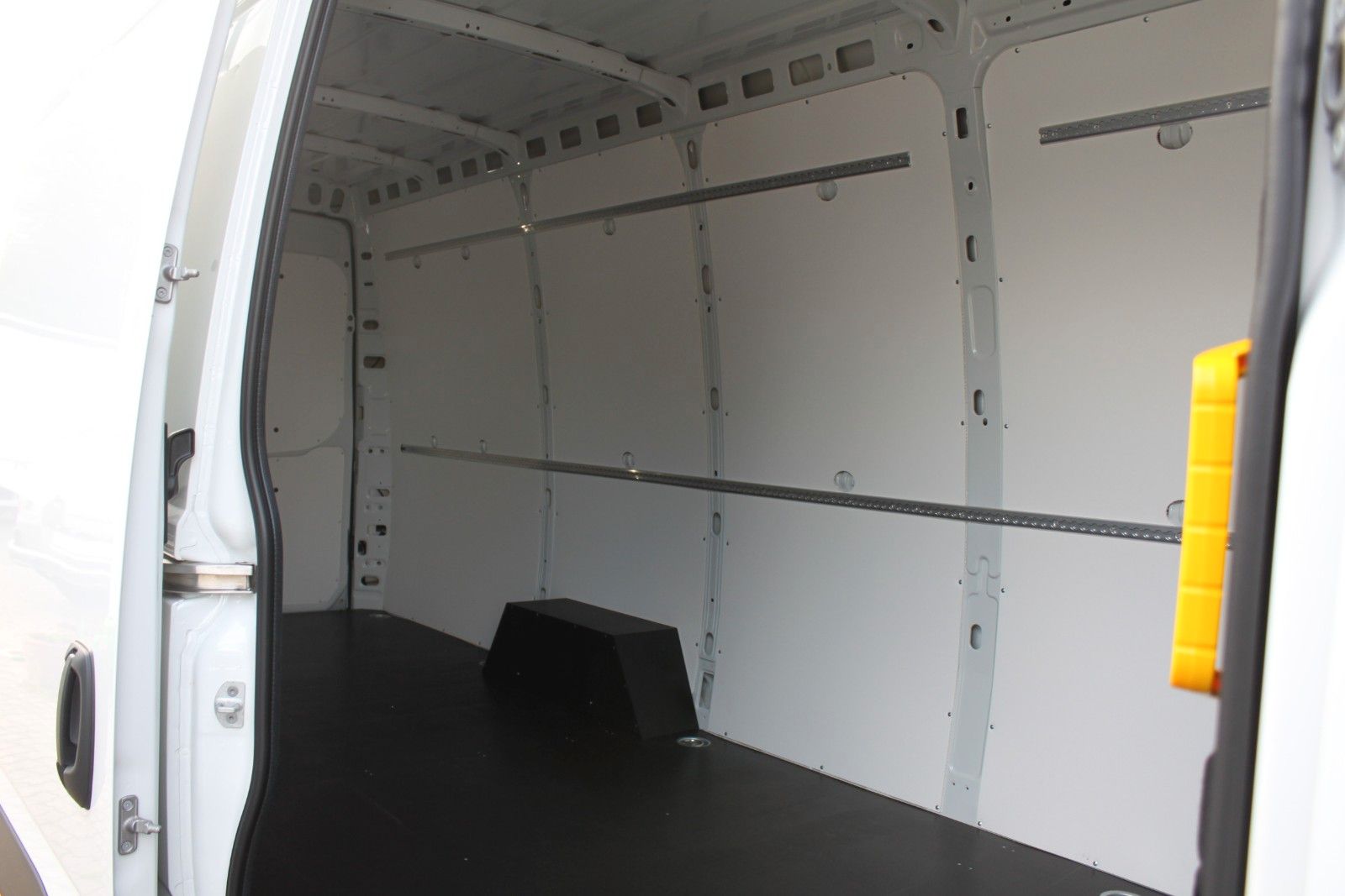 Fahrzeugabbildung Iveco Daily Kasten 35S16 Holzboden/Verkleidung/Airline