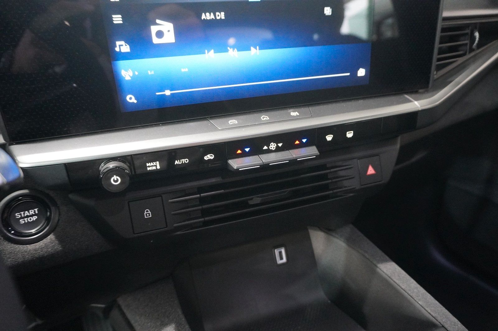Fahrzeugabbildung Opel Grandland 1.2 48V HYBRID NAVI/LED/KAMERA/DAB+