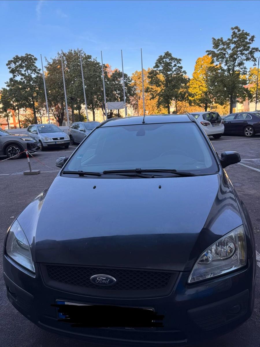 Ford Focus 2005 — вигляд ззаду