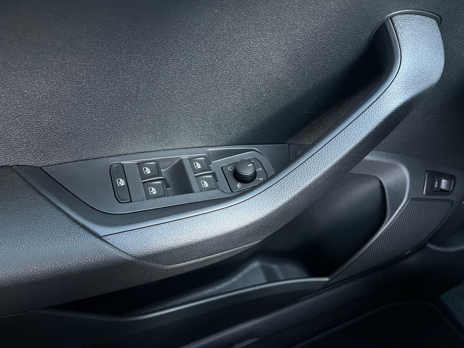 Fahrzeugabbildung SKODA Karoq Tour 1.5 TSI DSG *AHK, 17" LM-Felge, Navi,