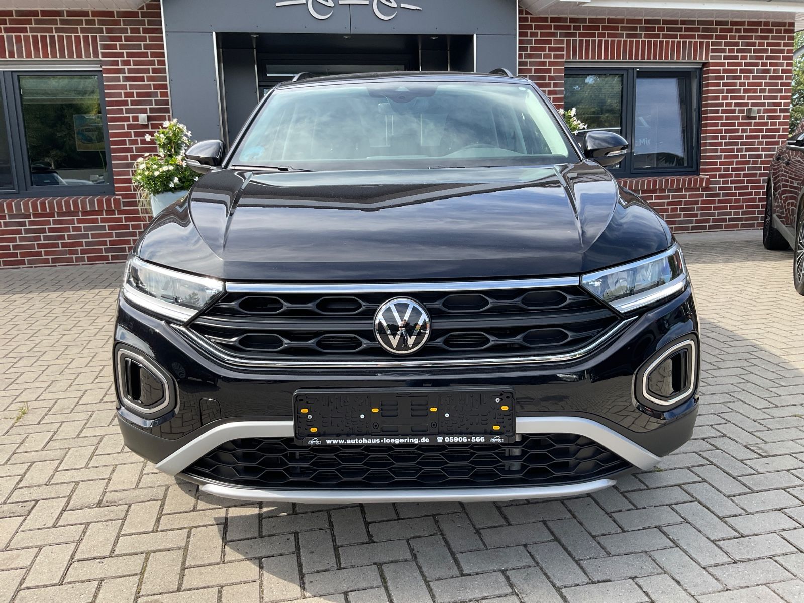 Fahrzeugabbildung Volkswagen T-Roc 1.5 TSI DSG Life,LED,AHK,Navi