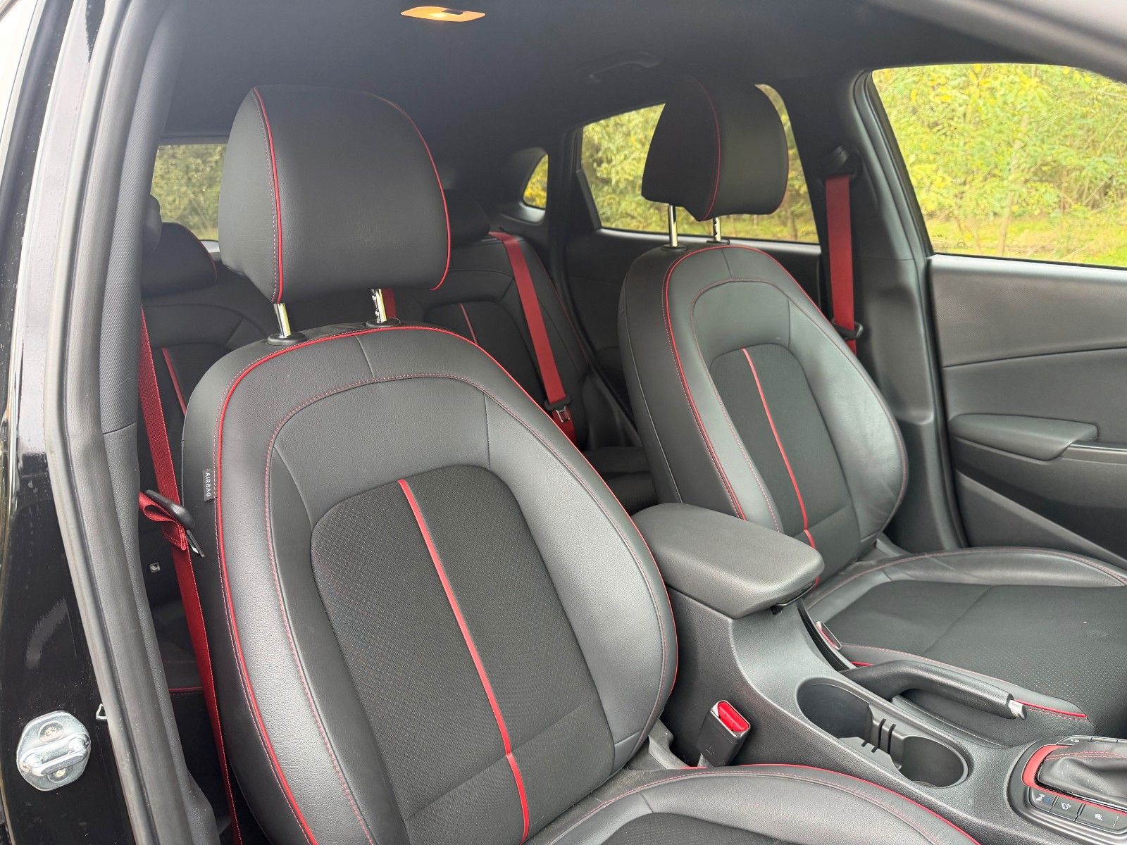 Fahrzeugabbildung Hyundai KONA 1.6T-GDI*Unique*2WD*DCT*RFKamera*Navi*SHZ*