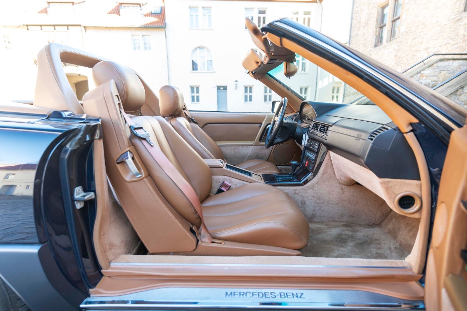 Fahrzeugabbildung Mercedes-Benz SL 500 TEMPOMAT ELEK.SITZE LEDER