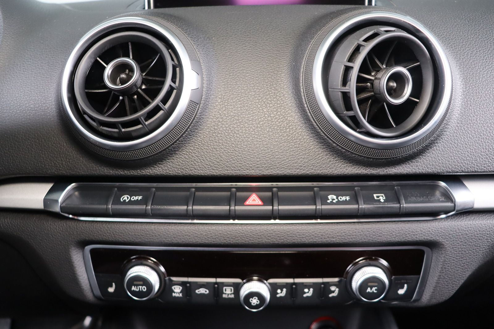 Fahrzeugabbildung Audi A3 1.4 TFSI Ambiente Sportback * Navi * Bi-Xenon