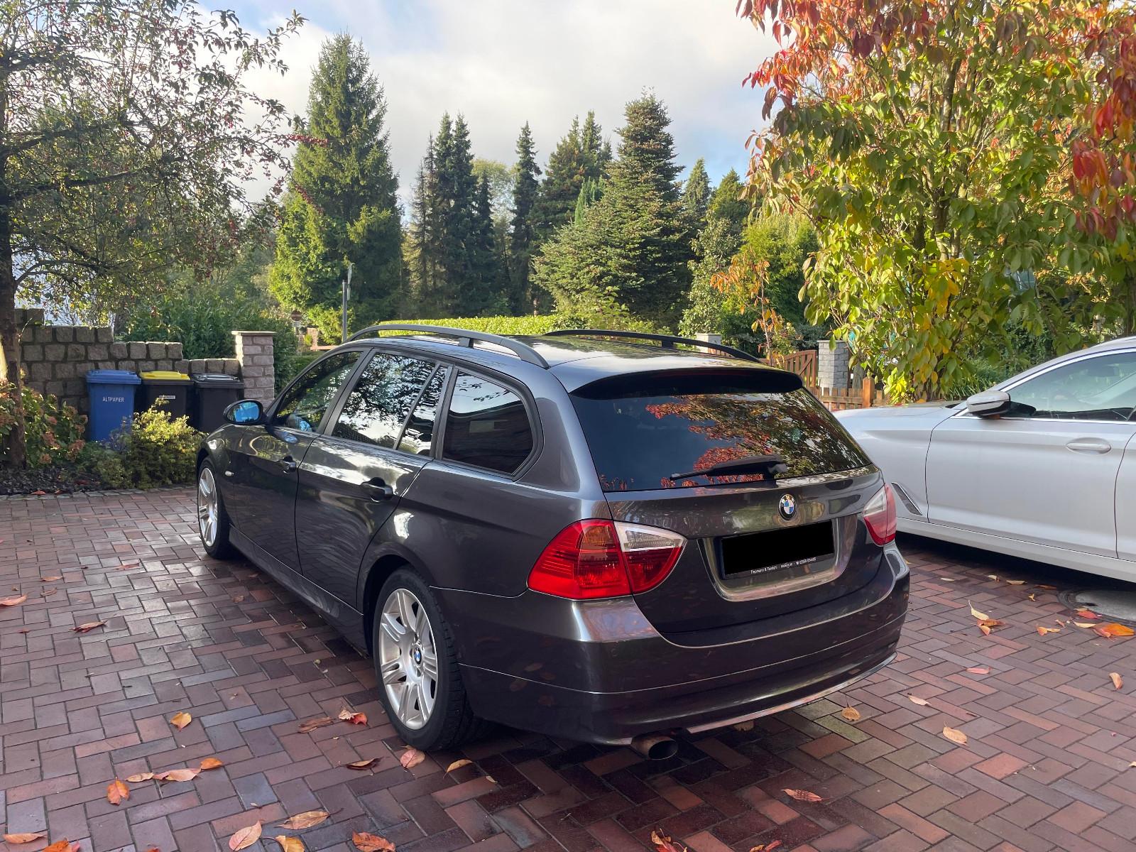 BMW 320 2006 — rear view