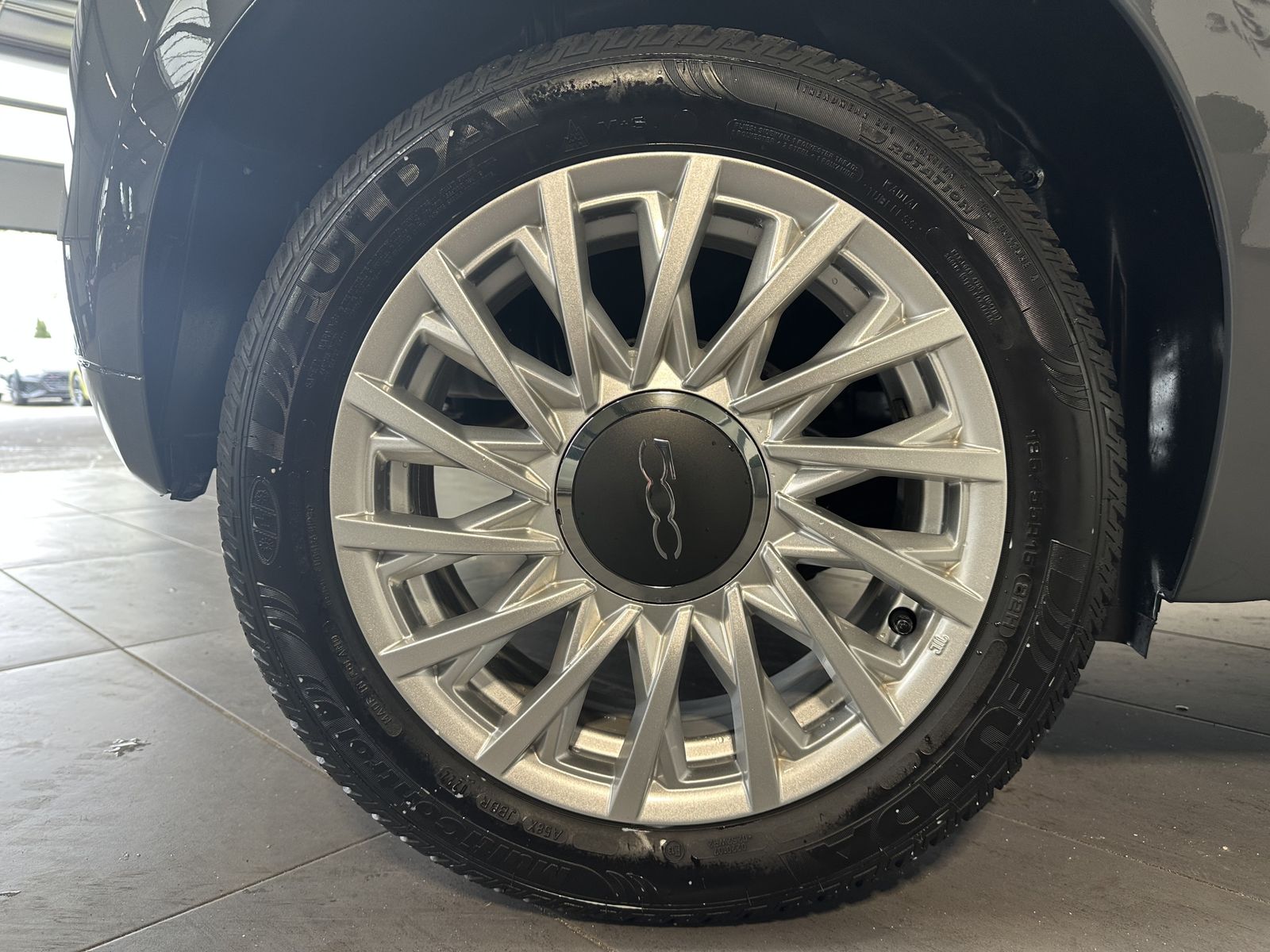 Fahrzeugabbildung Fiat 500 1.0 DolceVita PANORAMA+CARPLAY+TECH+PP+2HD