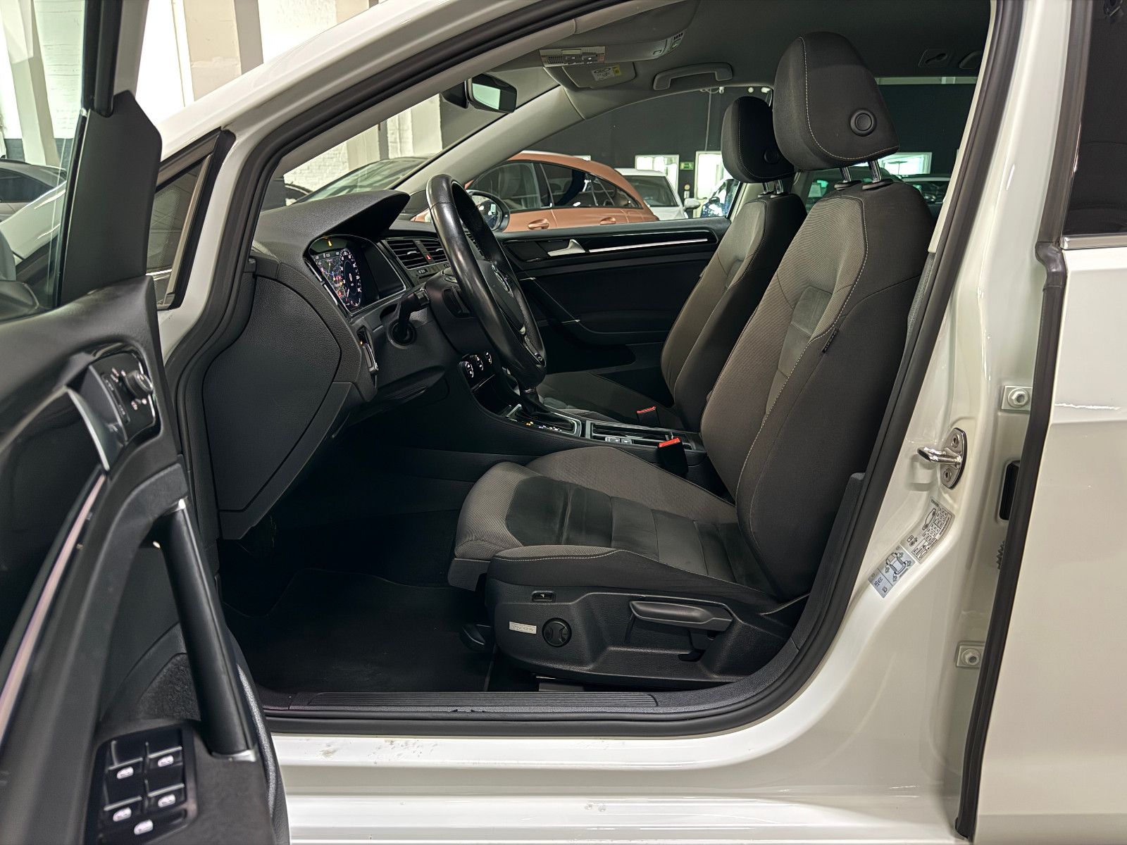 Fahrzeugabbildung Volkswagen Golf VARIANT 2.0 TDI DSG R-LINE SPORTPAKET VOLL