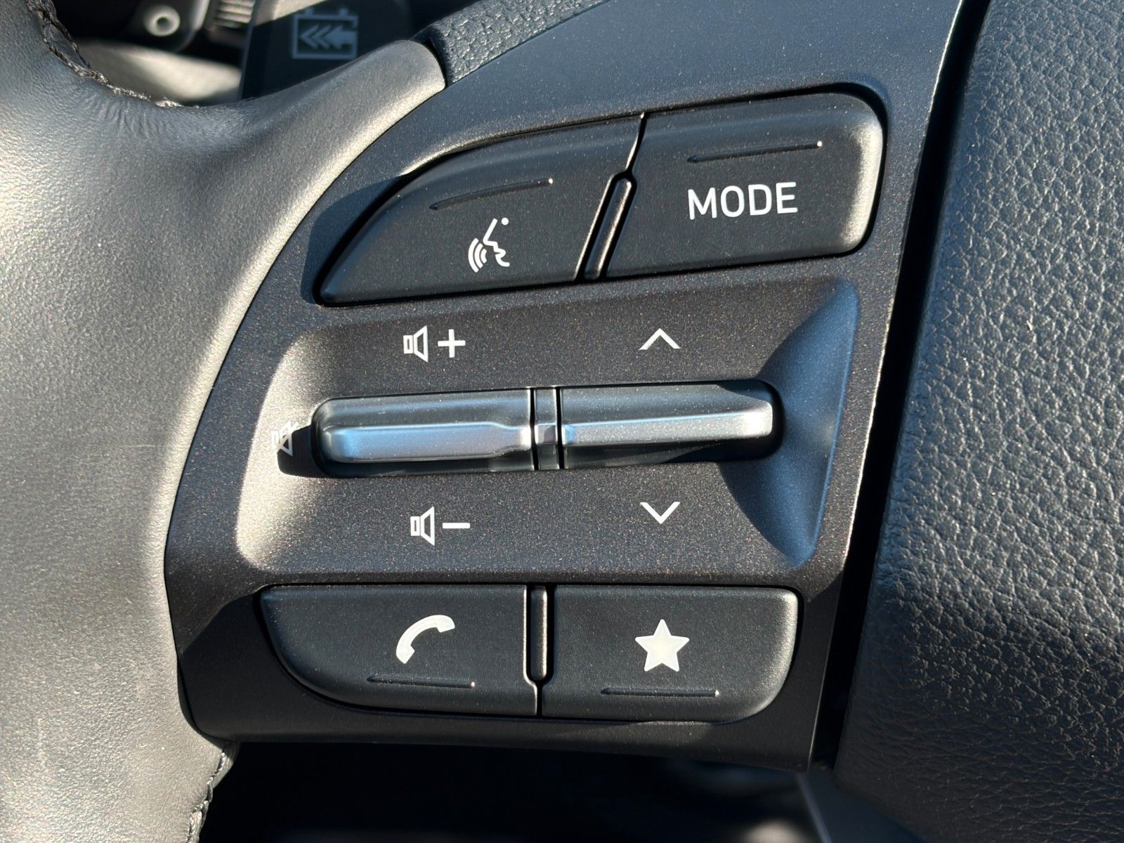Fahrzeugabbildung Hyundai KONA E Select SHZ LHZ ACC LKA LFA Navi CarPlay