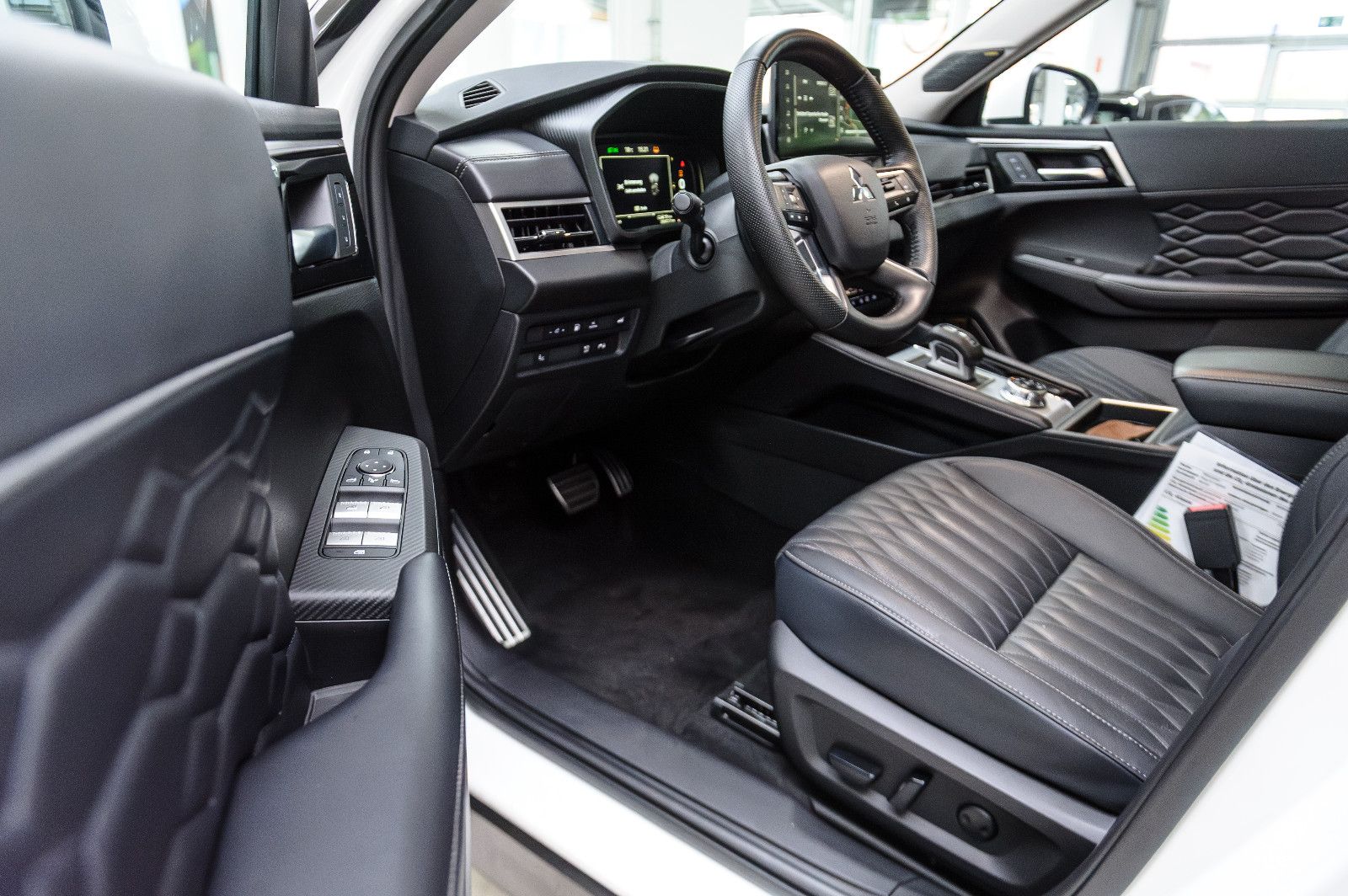 Fahrzeugabbildung Mitsubishi Outlander Top 4WD PHEV Leder LED 4xSHZ 360° HUD