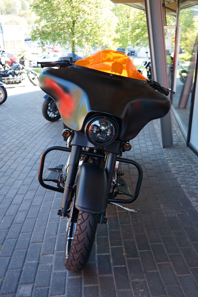 Fahrzeugabbildung Harley-Davidson Street Glide 103 - Mega Umbau - Jekill - 21 Zoll