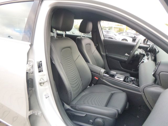 Fahrzeugabbildung Mercedes-Benz A 180 >AUT/NAV/PDC/Sitzheizung<