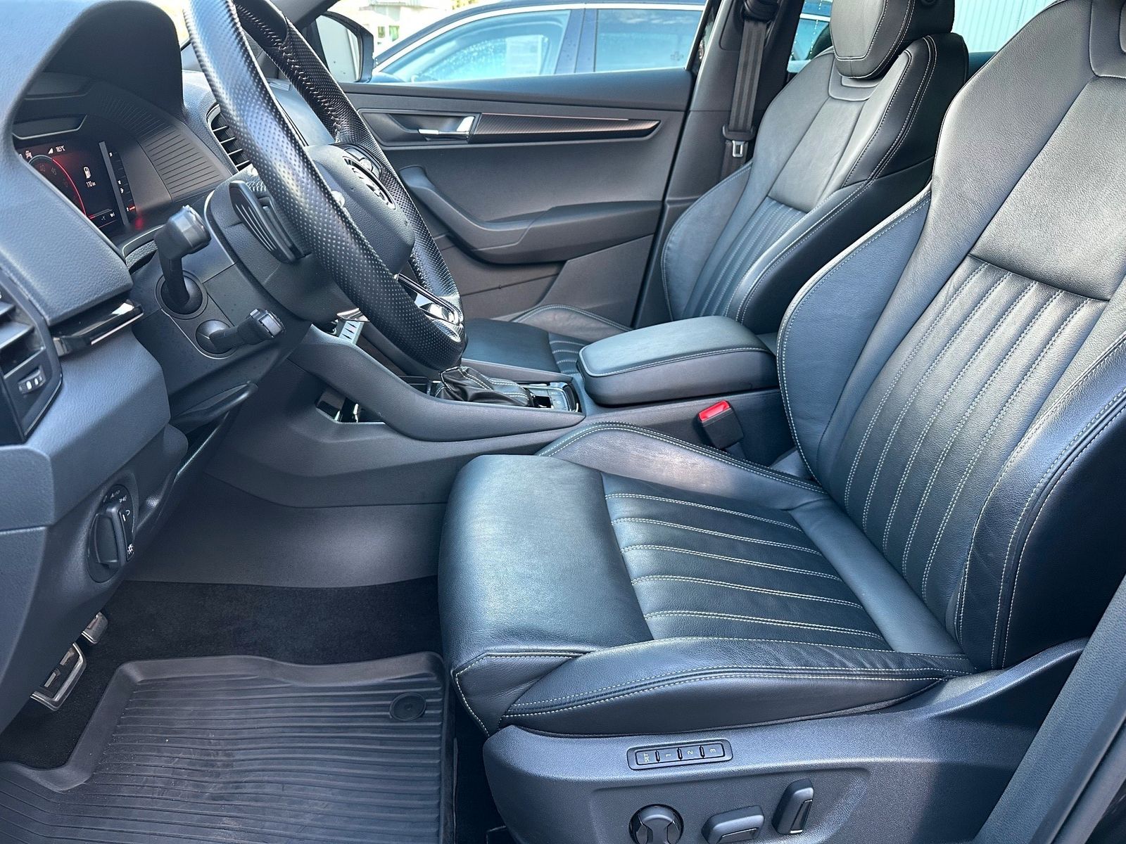 Fahrzeugabbildung SKODA Karoq 2.0 TDI DSG 4x4 Sportline NAV+ACC+360GRAD