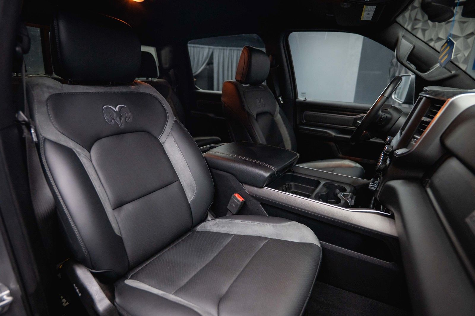 Fahrzeugabbildung Dodge RAM 5.7 V8 HEMI 4x4 OFFROAD Night-Paket *LED*19%