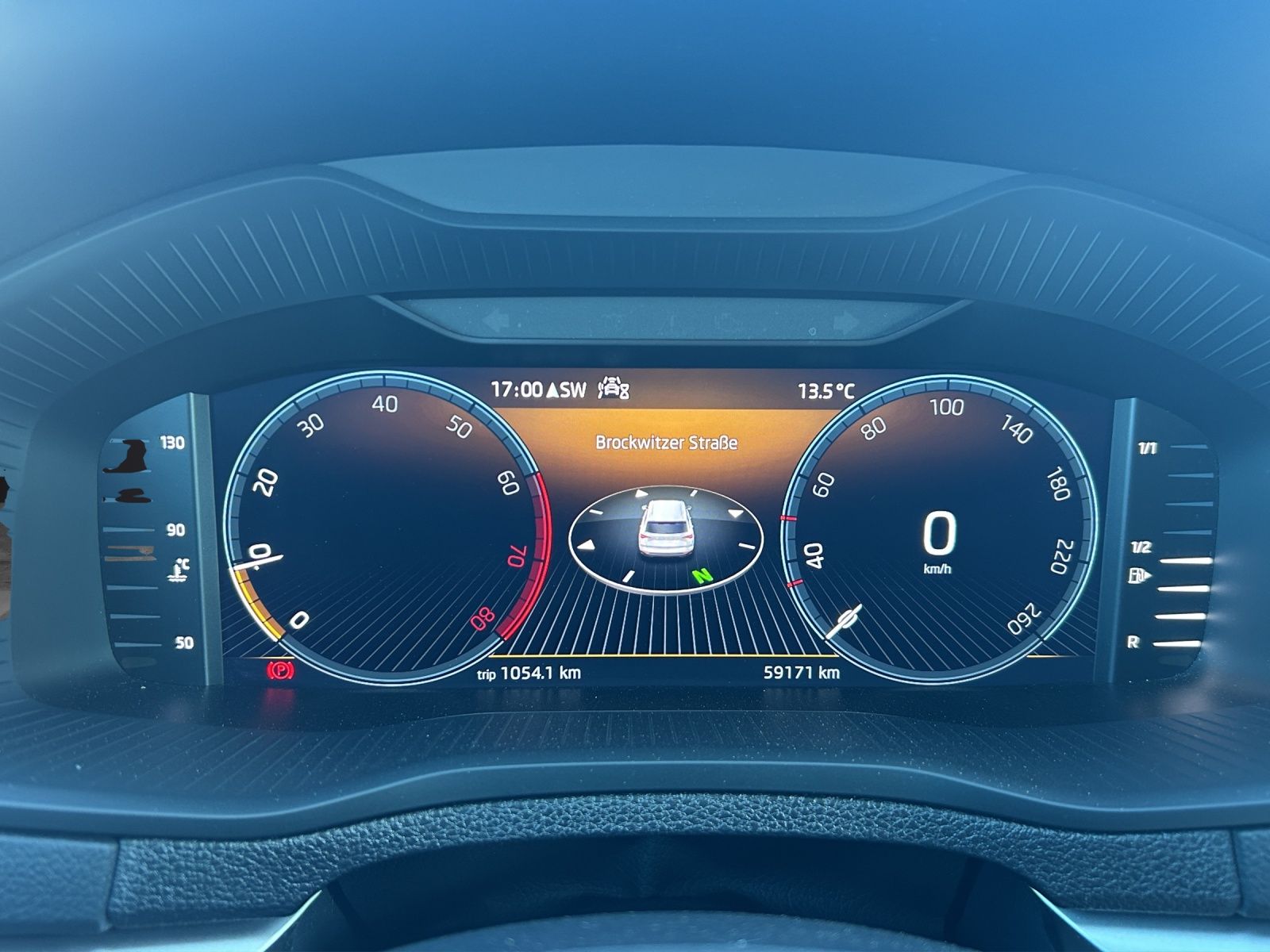 Fahrzeugabbildung SKODA Karoq TSI Tour LED Navi AIC GRA RFK SH