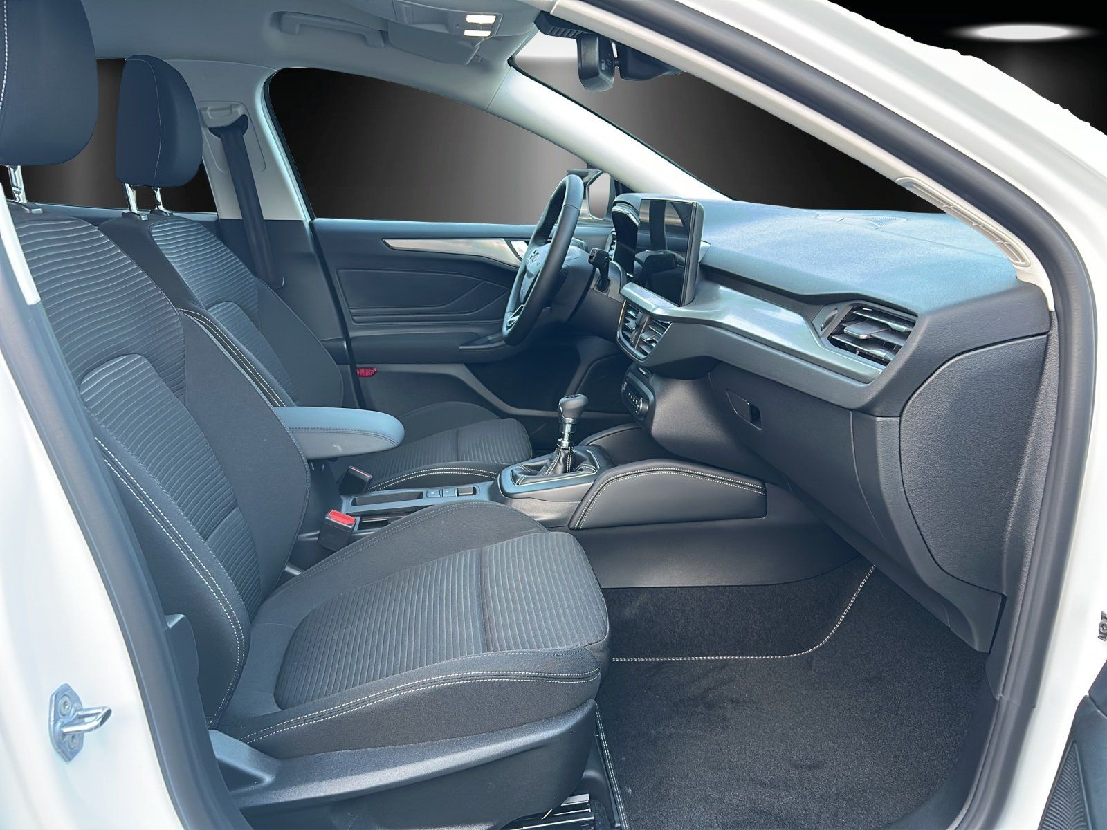 Fahrzeugabbildung Ford Focus Titanium x Winter Pak. B&O LED Schein. 17z