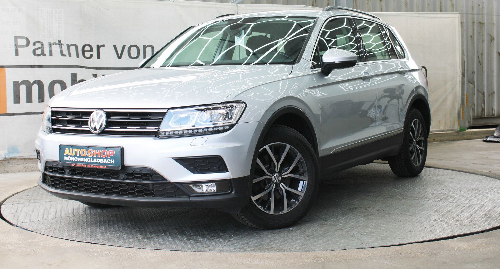 Volkswagen Tiguan - 1