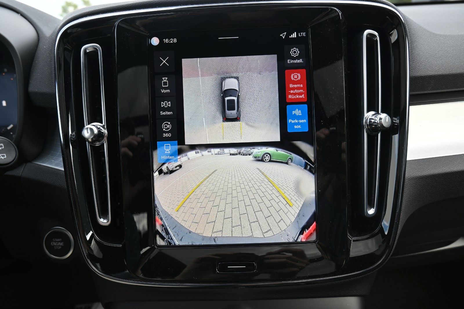 Fahrzeugabbildung Volvo XC40 B4 DKG Plus Black Edition*FSHZG*360°*ACC
