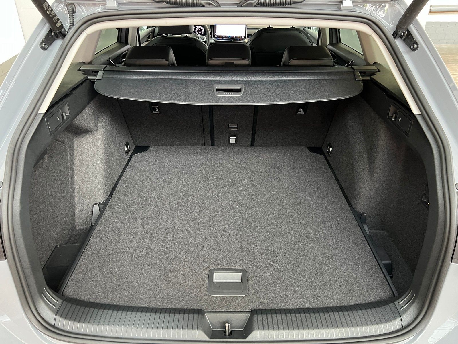 Fahrzeugabbildung Volkswagen Golf VIII Var. Style 1,5 eTSI DSG +IQ.Light+Navi