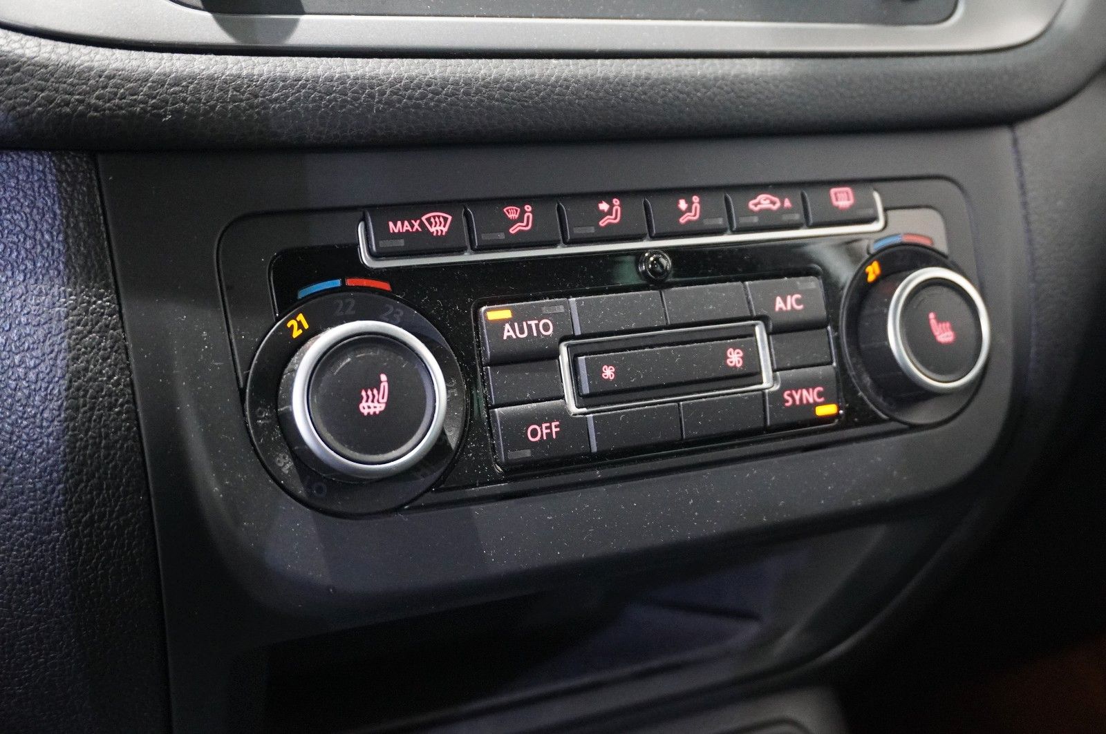 Fahrzeugabbildung Volkswagen Tiguan 2.0D LIFE KLIMA/SHZ/PDC/AUX/NEBEL