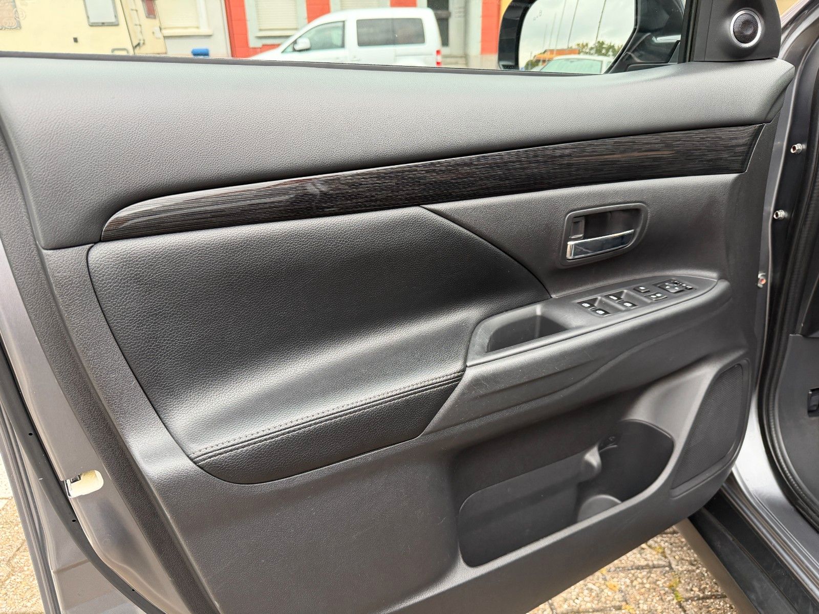Fahrzeugabbildung Mitsubishi Outlander Top 4WD 7-SITZER AHK LEDER NAVI KAMERA