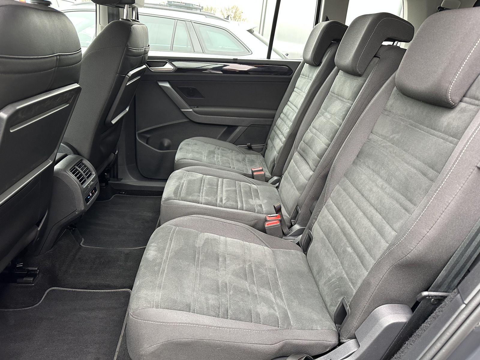 Fahrzeugabbildung Volkswagen Touran 2.0 TDI DSG 7-Sitzer Highline NAV+LED+AHK